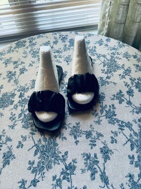 He Xin - Ruffled Slide Sandals in Black